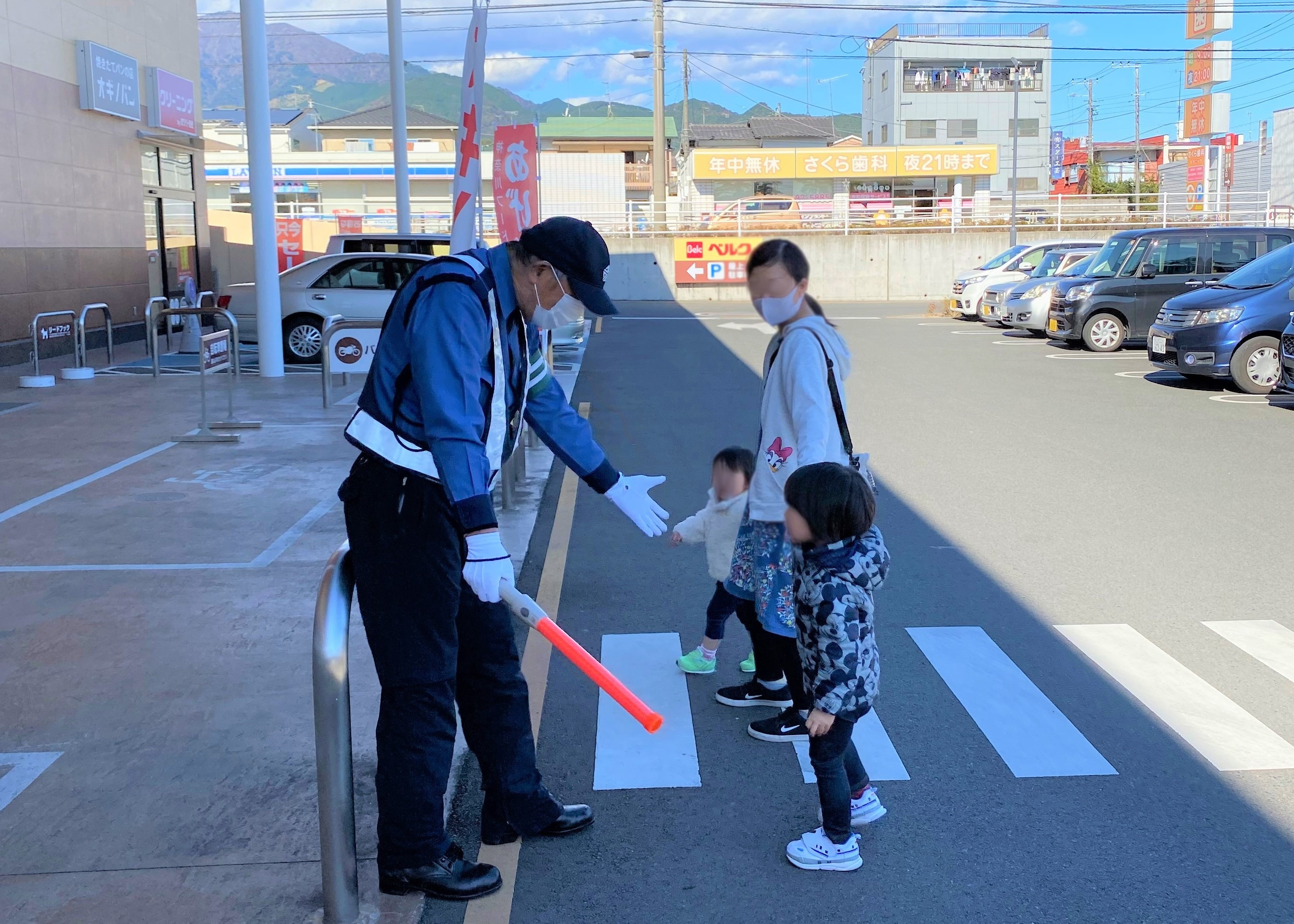 商業施設
            駐車場警備業務